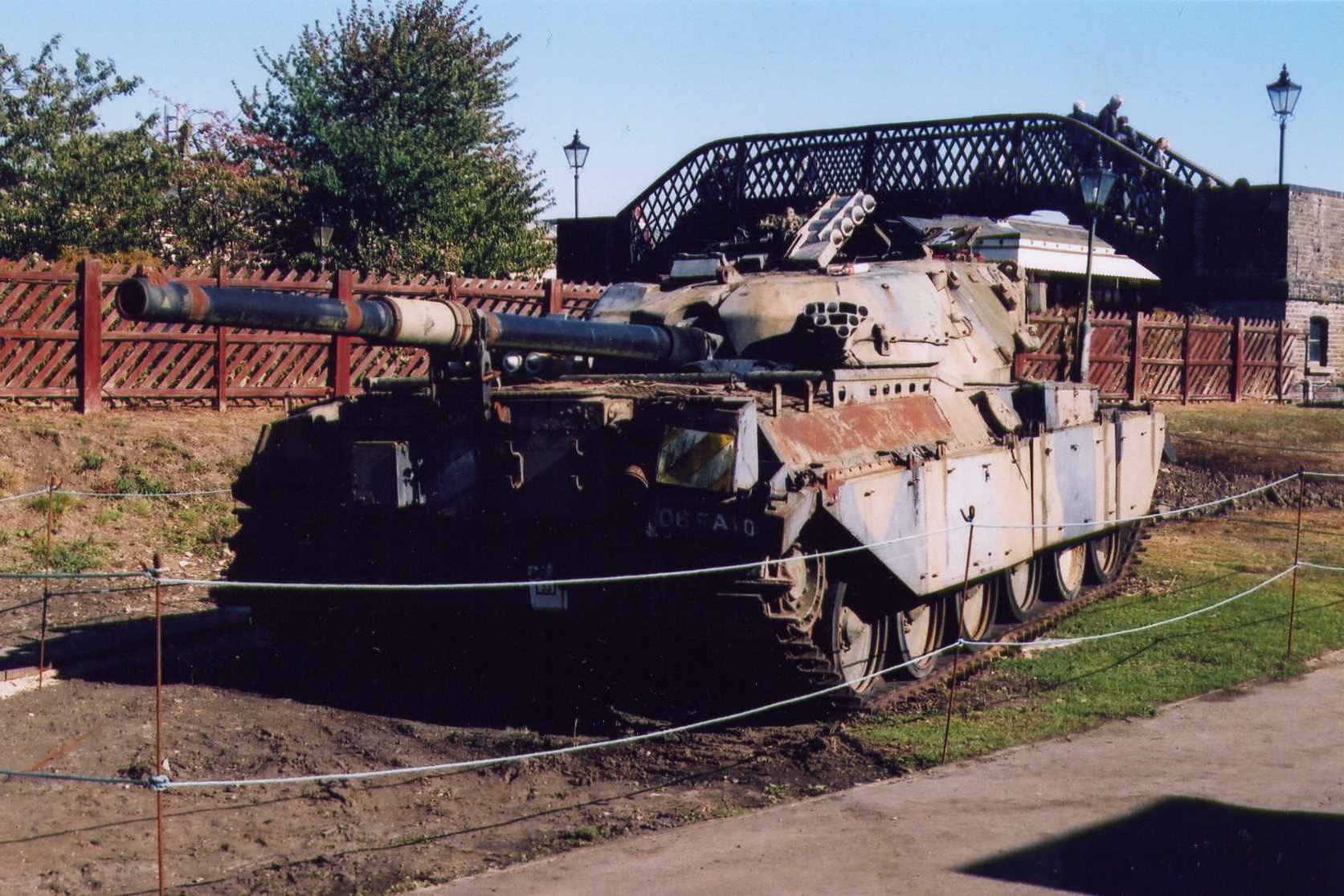 chieftainL.jpg (196,069 bytes)
