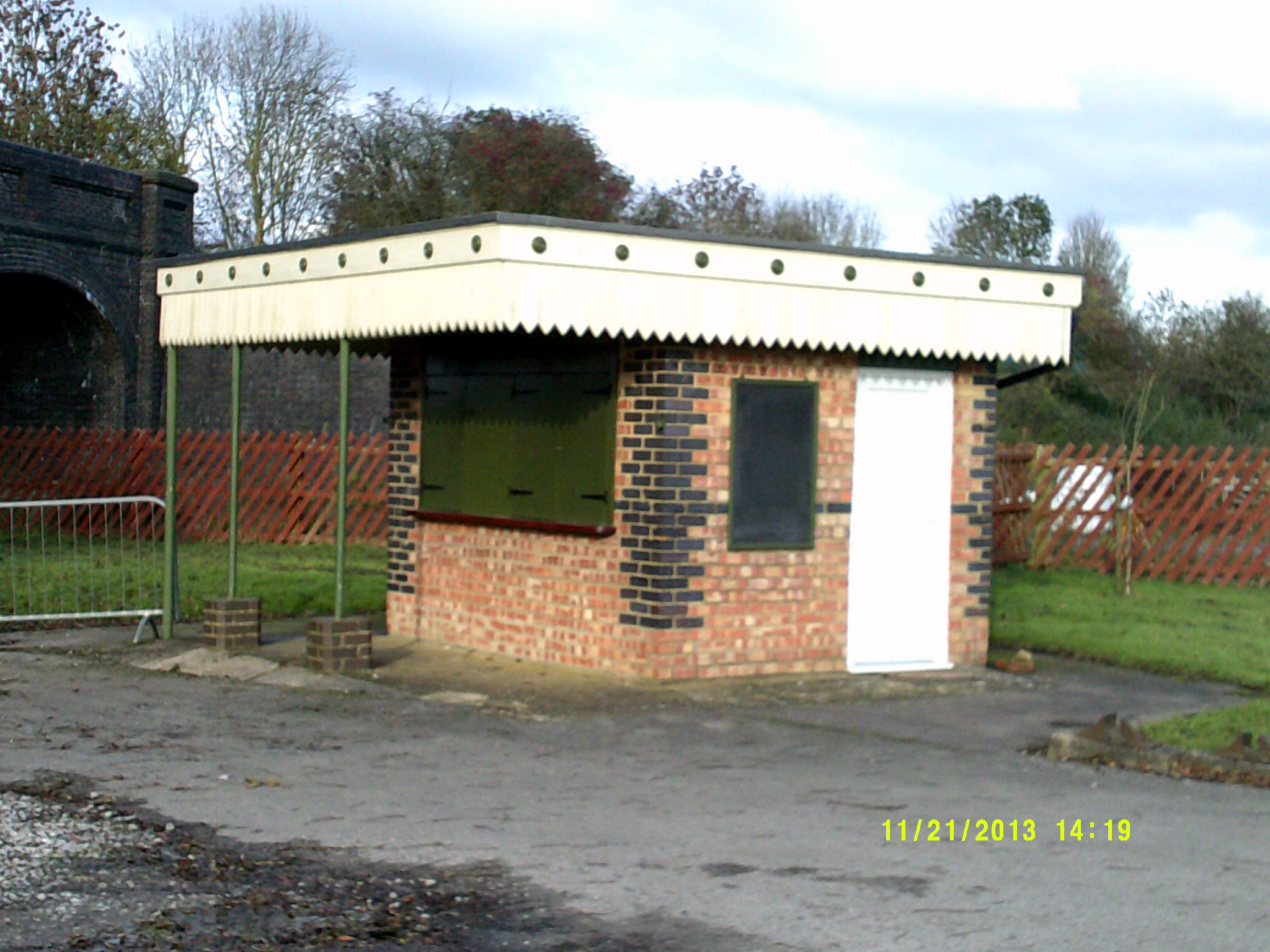DownYardEntranceHut01.jpg (438,315 bytes)