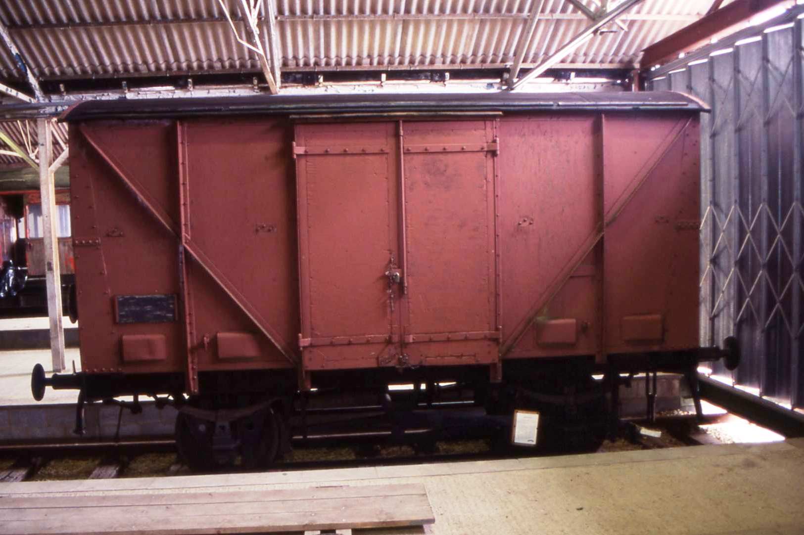 Ventilated Fruit Van No. B875760 / 041877