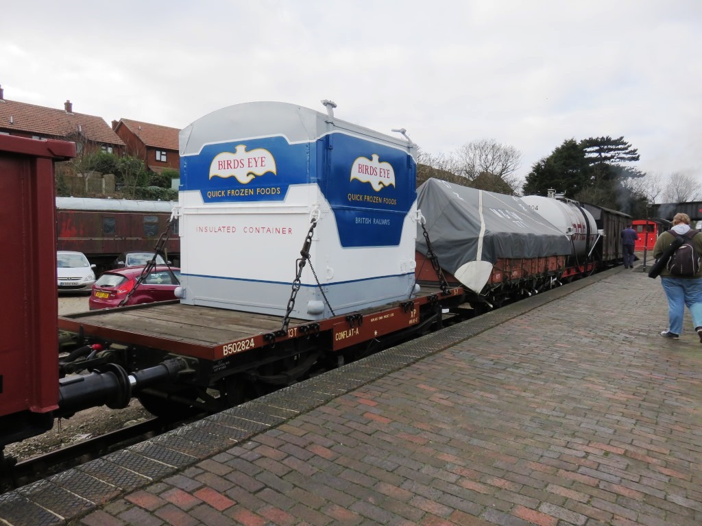 insulatedcontainers_nnr.jpg (207,827 bytes)