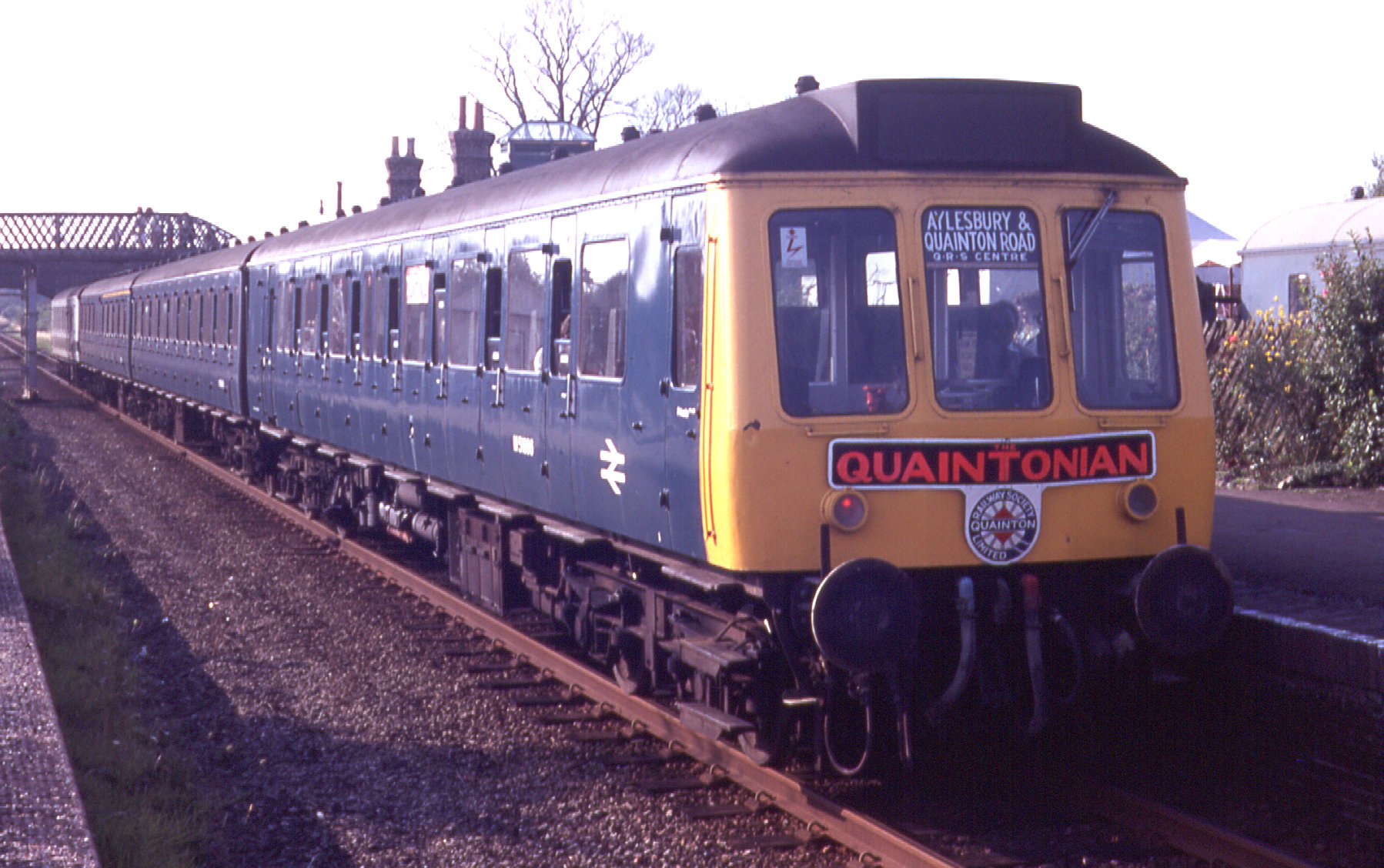 M51886 as the leading vehicle at the Aylesbury end of the Quaintonian