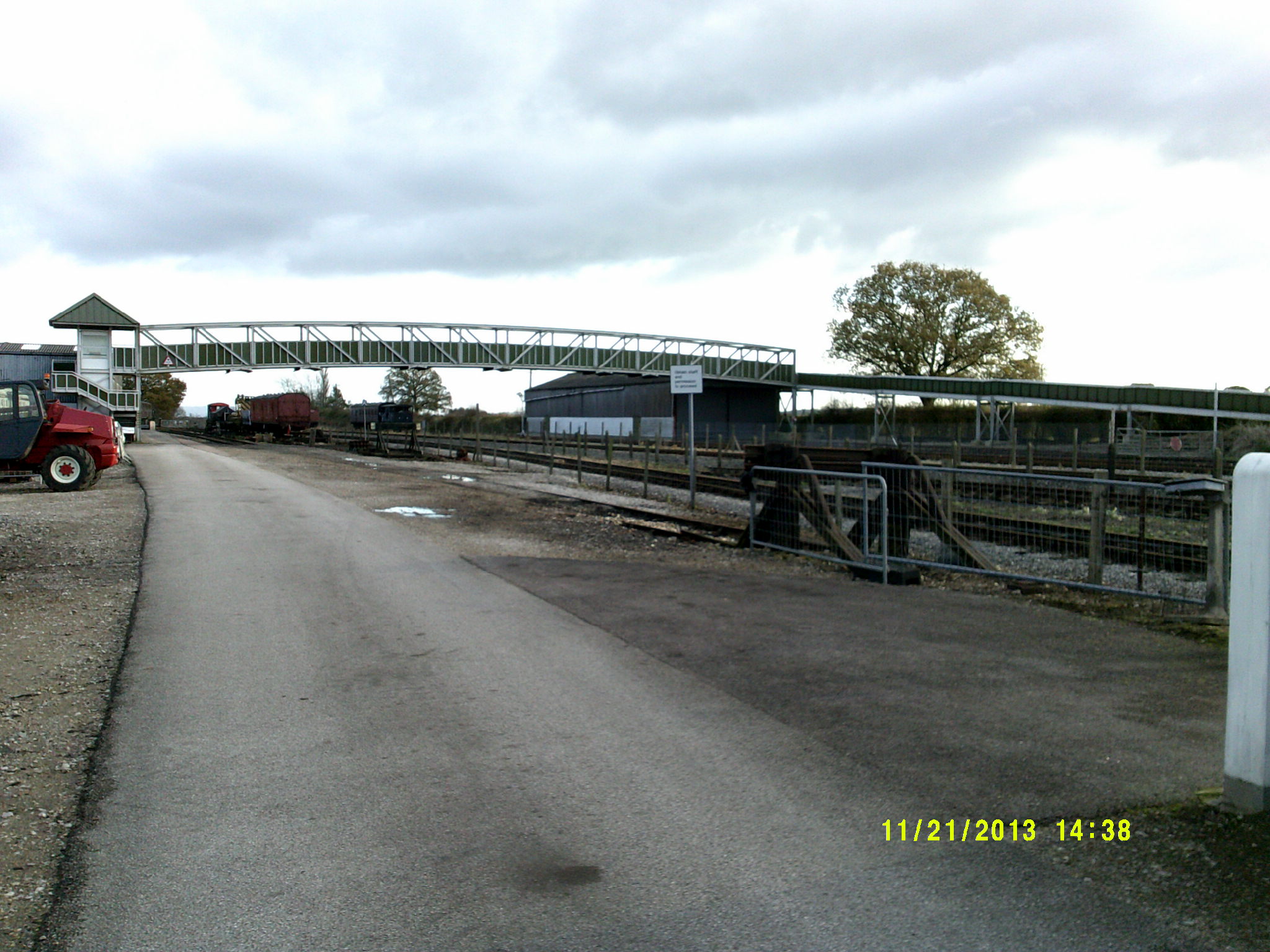 ModernFootbridge01.jpg (467,240 bytes)