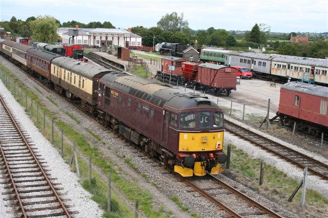 33207 tailing the Aylesbury Vale Venturer past BRC towards Claydon