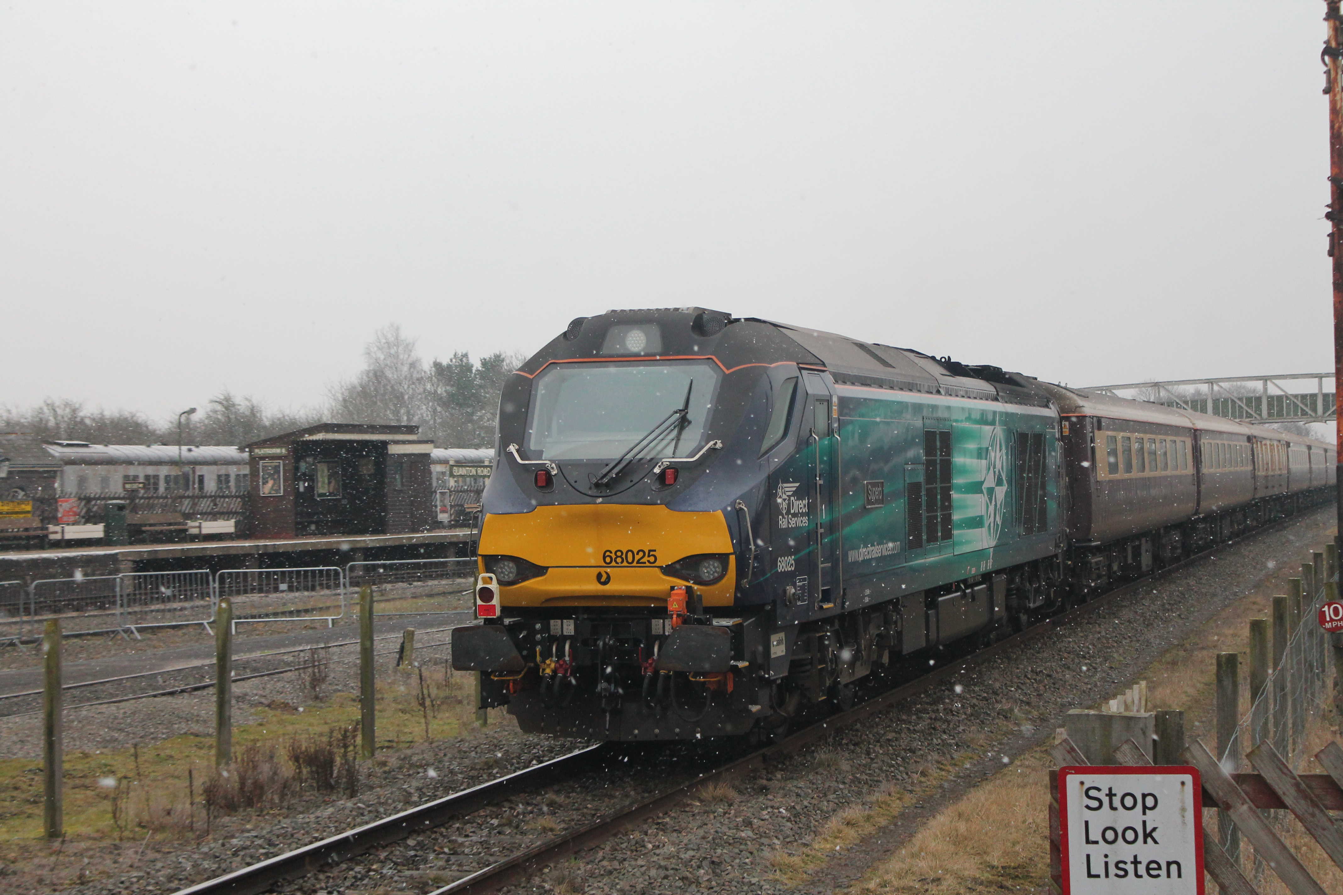 Class 68 No 68025 Superb passing Quainton in light snow