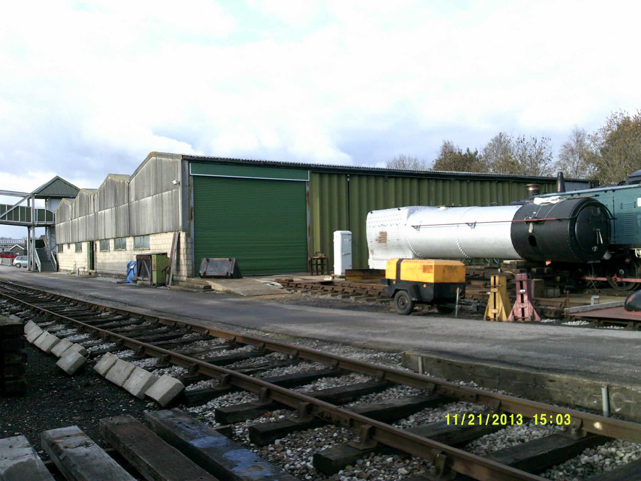 UpYardShed01.jpg  (445,455 bytes)