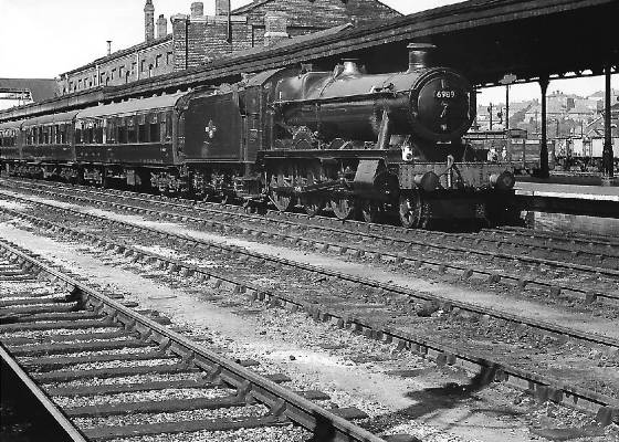 Wightwick Hall at Worcester Shrub Hill with London train 31 August 1961